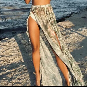 PrettyLittleThing Tropical High-Low Skirt